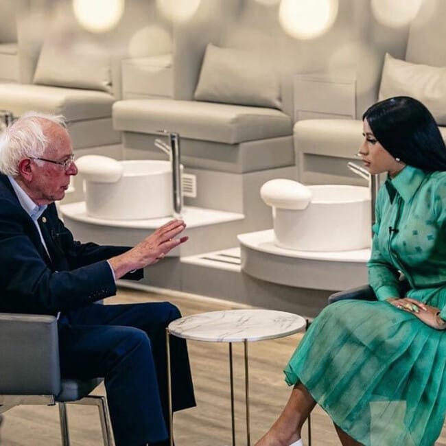 Cardi B habla sobre sus dificultades financieras con Bernie Sanders en una estética de uñas 