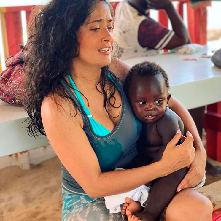 Salma Hayek muestra su instinto maternal y cae ante los encantos de este tierno bebé