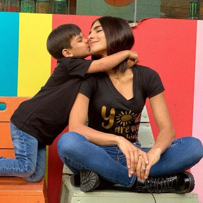 Alejandra Espinoza da clases de inglés a su hijo Matteo, antes de su primer día de escuela