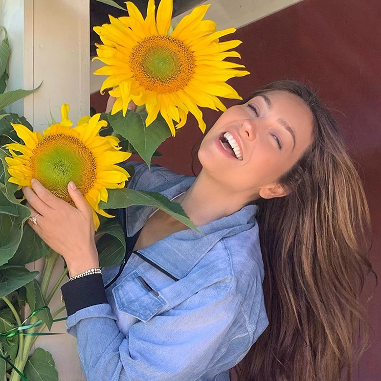 Thalía desborda felicidad rodeada de girasoles y su BFF, Lili Estefan 