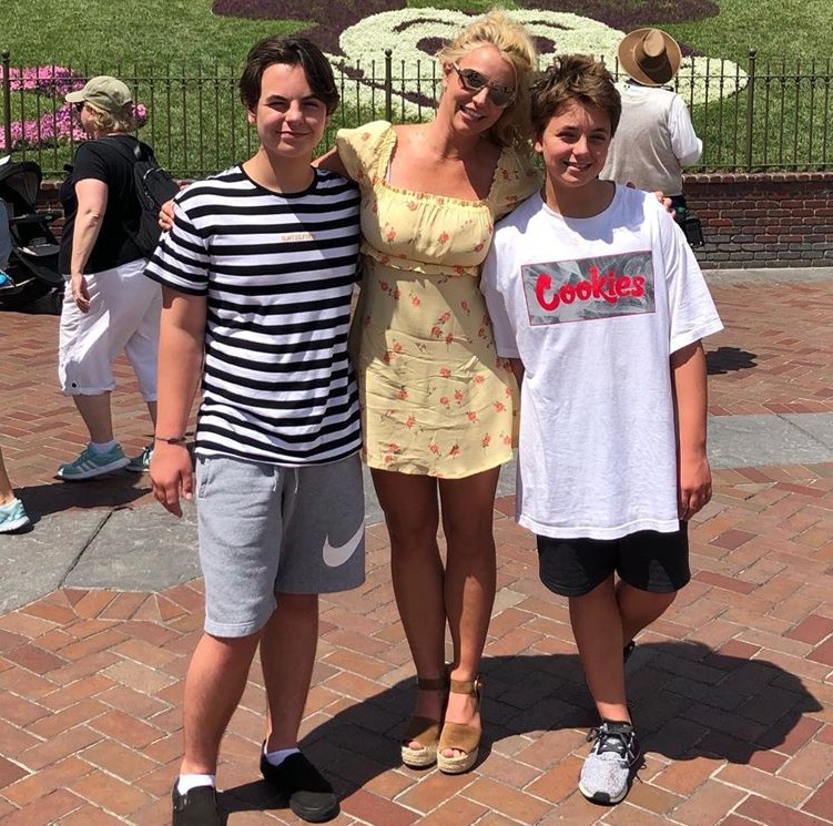 Britney Spears felicita a sus dos hijos, en medio de un sensible momento en su vida