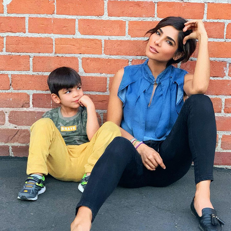 Matteo, el hijo de Alejandra Espinoza, debuta en la alfombra de Latin Grammy con su mamá