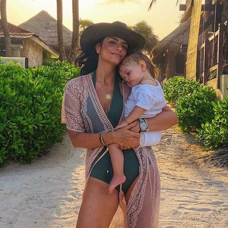 Kailani Ochmann desata la risa de su mamá, Aislinn Derbez, con un caballo de juguete