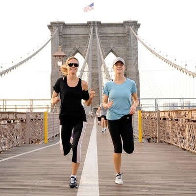 Mujeres corredoras en el Brooklin Bridge