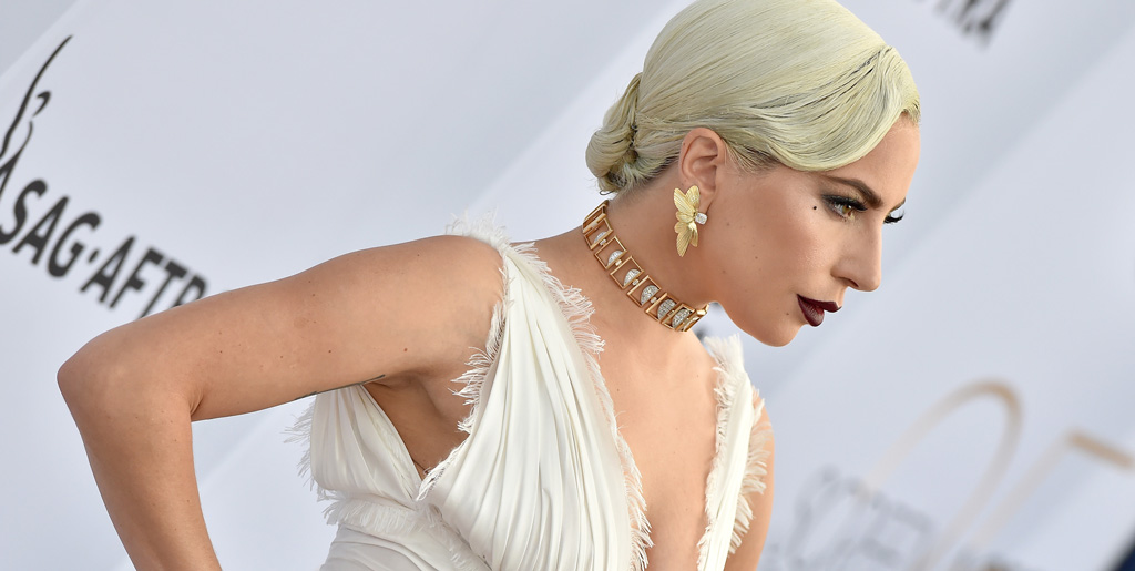 Lady Gaga se robó todas las miradas con este vestido blanco de inspiración nupcial