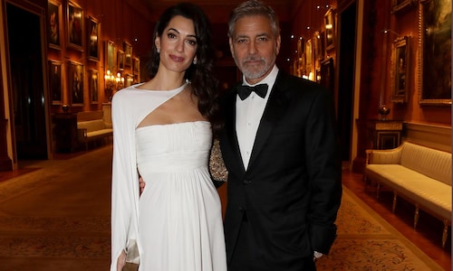 El vestido con capa que eligió Amal Clooney para su cita en Buckingham Palace