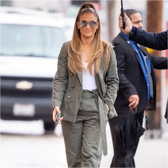 Jennifer Lopez y el 'look' de entretiempo fácil de copiar