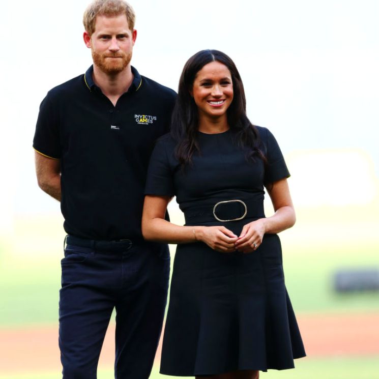 Meghan Markle con vestido negro de Stella McCartney