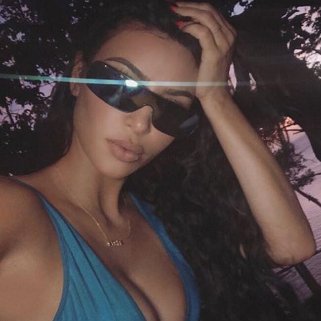 Kim Kardashian te lleva a los años 80 con sus 'shield sunglasses'