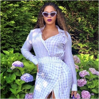 Beyoncé luce un magnifico atuendo en color lavanda