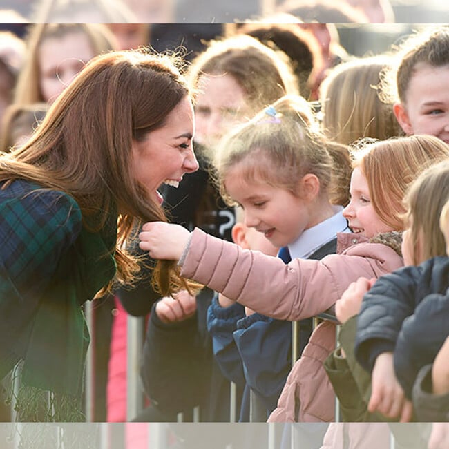 ¿Tan suave cómo se ve? Una niña tocó el cabello de Kate Middleton y lo comprobó