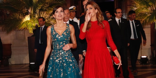 La Reina Letizia deslumbra con un Carolina Herrera en su noche junto a la primera dama de Argentina