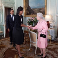 Michelle Obama recuerda el día que rompió el protocolo real con la Reina Isabel y se disculpa