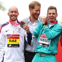 El príncipe Harry asiste al Maratón de Londres en vísperas del nacimiento de su hijo