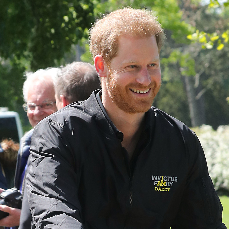 El príncipe Harry deja al bebé Archie con Meghan Markle para volver al trabajo, tres días después de convertirse en papá