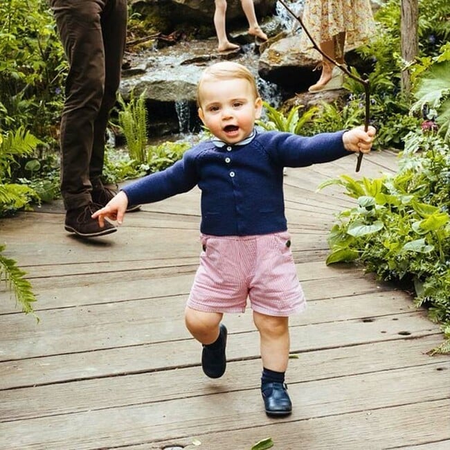 ¡Como nunca lo habíamos visto! El príncipe Louis camina y juega en el jardín diseñado por su madre