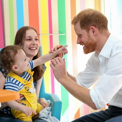 El príncipe Harry visita el Sheffield Children's Hospital