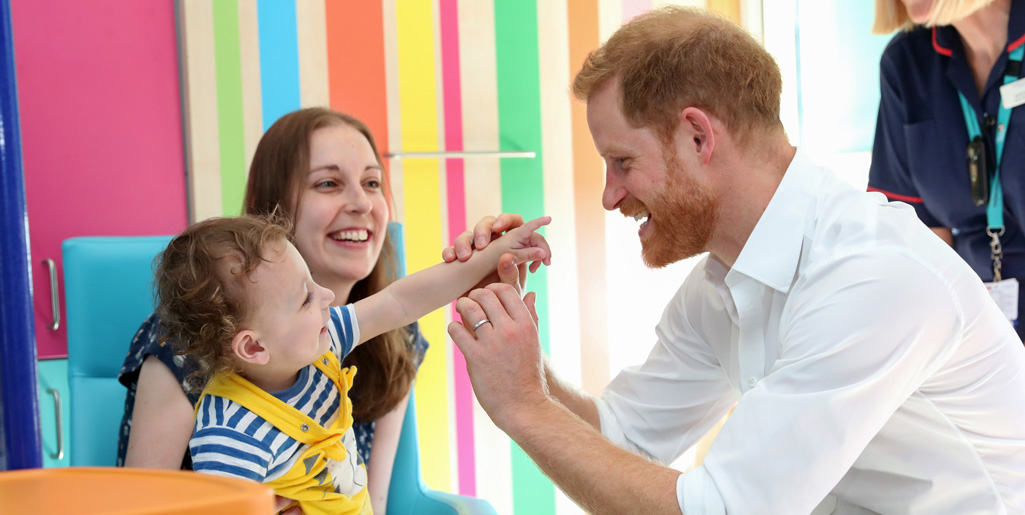 El príncipe Harry visita el mismo hospital que la princesa Diana visitó en 1989