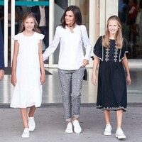 La reina Letizia cambia sus zapatos de tacón por tenis blancos para coordinarse con sus princesas