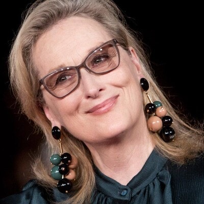Meryl Streep con statement earrings.