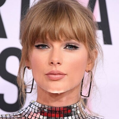 Taylor Swift con flequillo recto y moño desenfadado con vestido metalizado 
