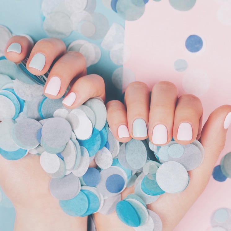 El confetti una nueva moda para tus uñas