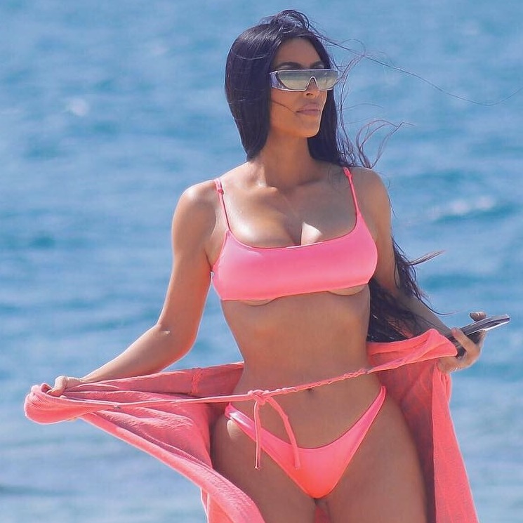 Kim Kardashian con bikini rosa neon