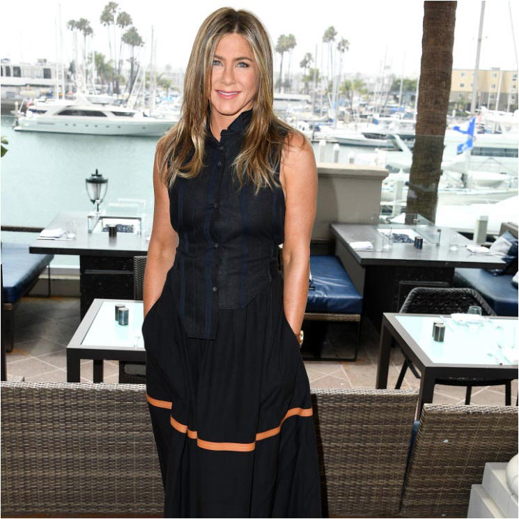 Jennifer Aniston con vestido negro