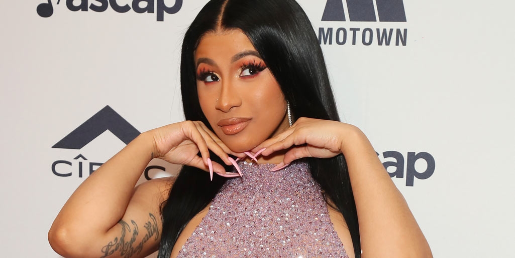 ¡Como por arte de magia! El truco de Cardi B para afinar sus facciones