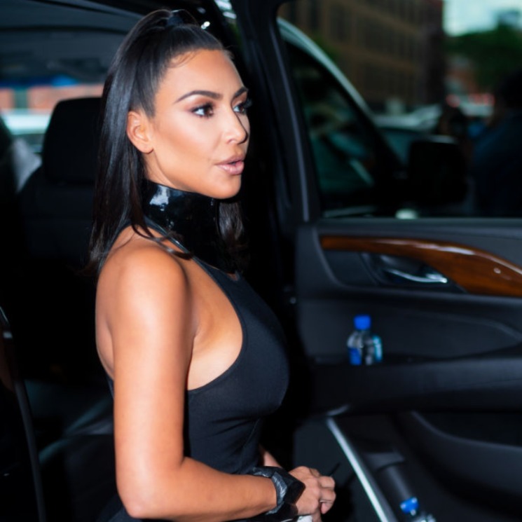 Kim Kardashian con media cola alta esculpida y vestido negro 