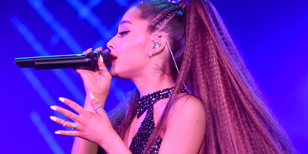 De elegante a barroca: Decubre las 10 mejores manicuras de Ariana Grande