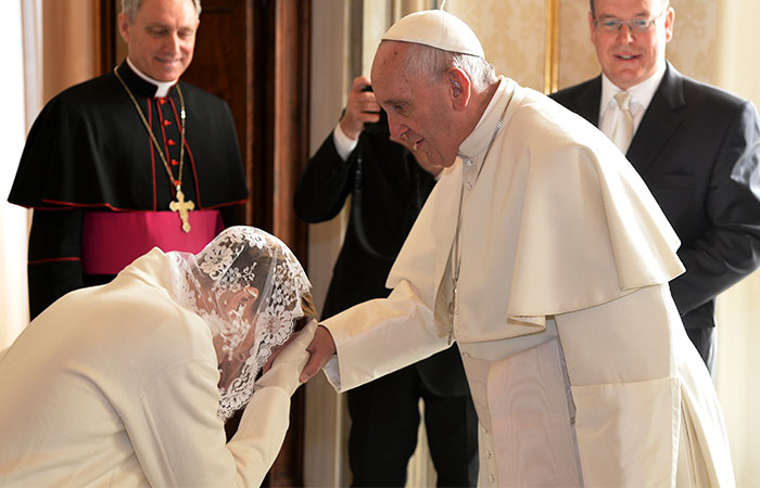 ¿Cómo es el protocolo que se debe seguir al conocer al Papa?