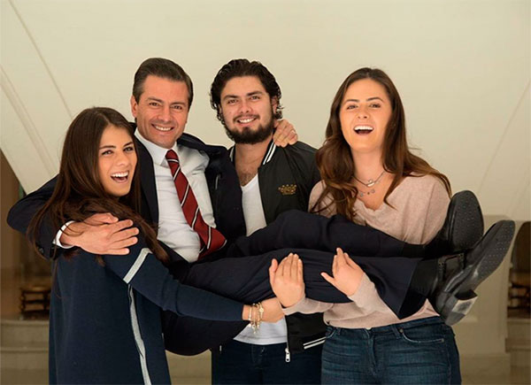 Enrique Peña Nieto en su cumpleaños con sus hijos