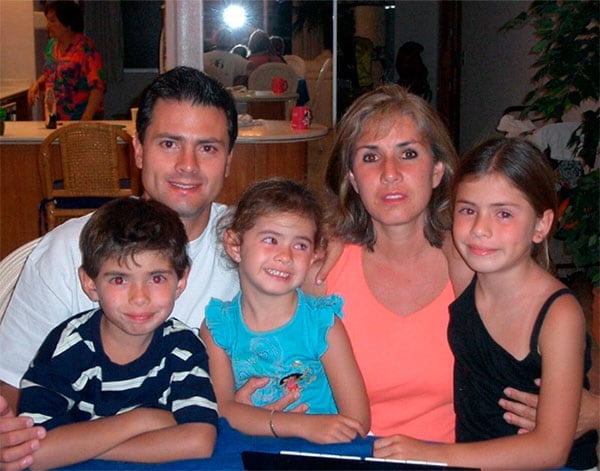 Enrique Peña Nieto y su esposa Mónica Pretelini con sus hijos