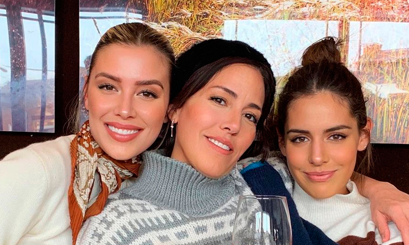 Stephanie y Michelle Salas con Camila Valero