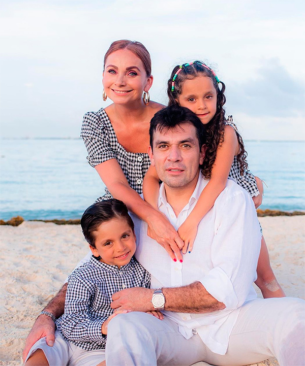 Elizabeth Álvarez y Jorge Salinas con sus hijos