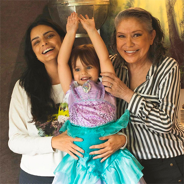 Aislinn Derbez y su mamá