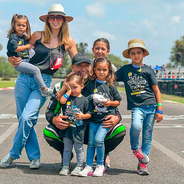 Jacky Bracamontes y Martín Fuentes con sus hijas