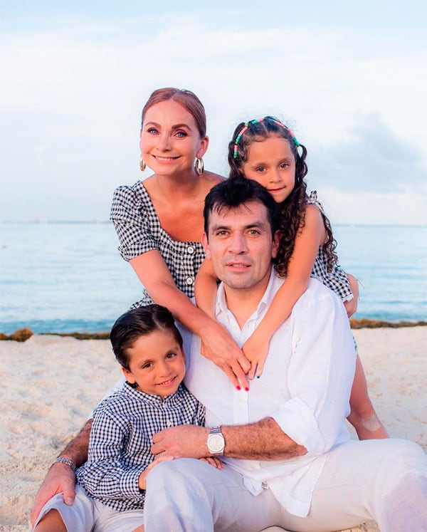 Jorge Salinas, Elizabeth Álvarez y sus hijos