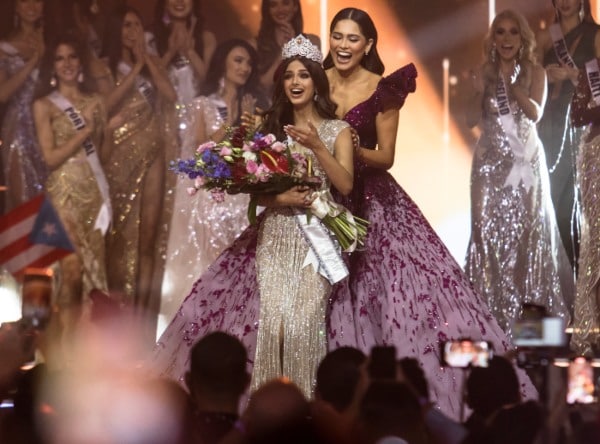Andrea Meza entrega la corona a Miss India
