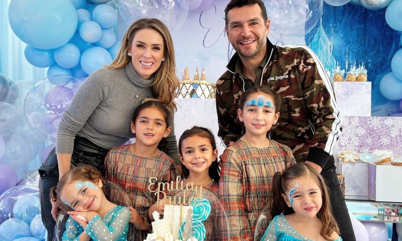 Jacky Bracamontes y Martín Fuentes posan con sus cinco hijas