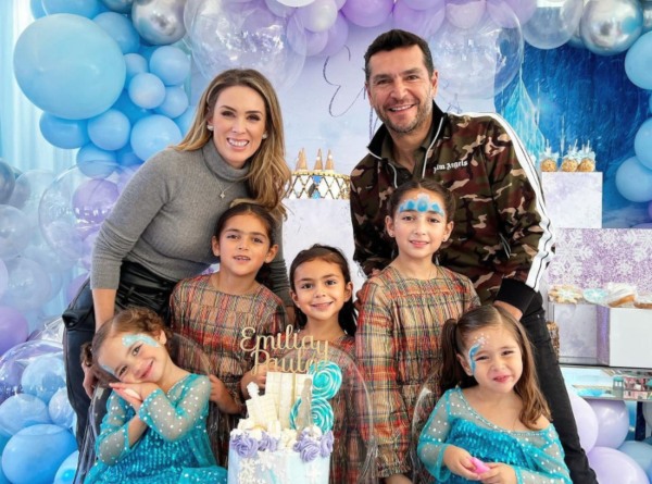 Jacky Bracamontes y Martín Fuentes posan con sus cinco hijas