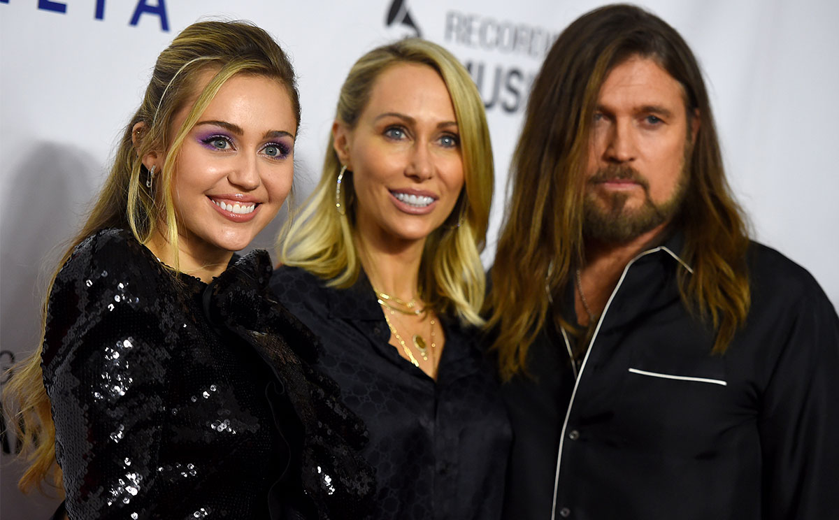 Miley Cyrus con sus padres Tish y Billy Ray