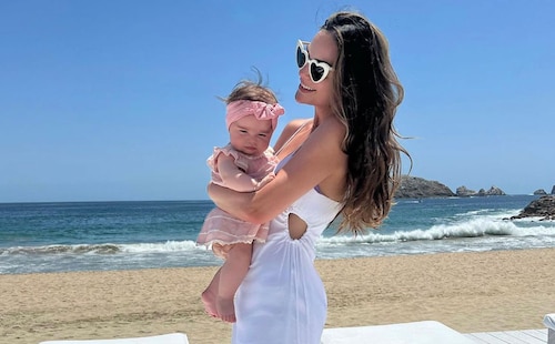 Ximena Navarrete y su hija disfrutan de unas divertidas vacaciones en la playa