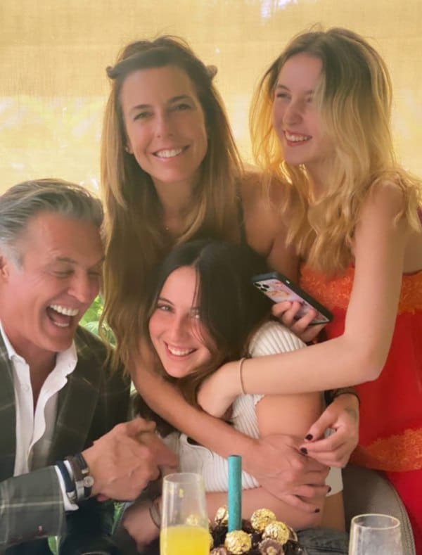 Juan Soler y Maky posan con sus dos hijas