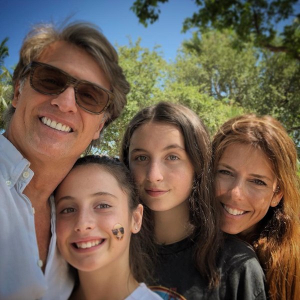 Juan Soler y Maky posan con sus dos hijas