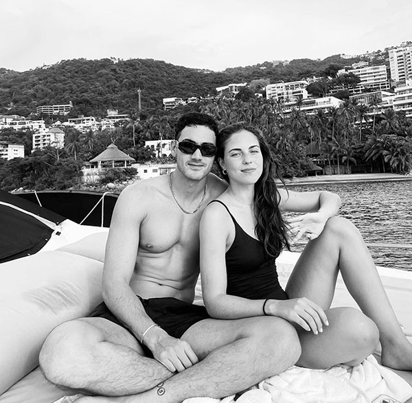 Alejandro Speitzer y su novia