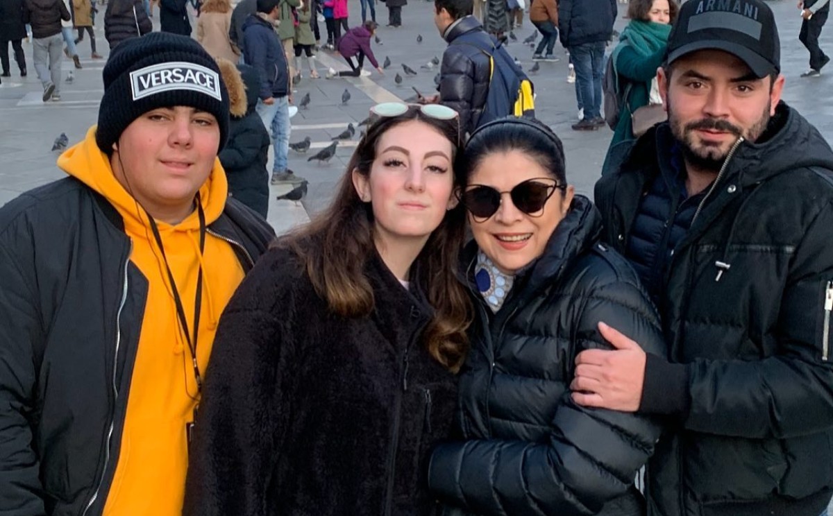 Victoria Ruffo y sus tres hijos