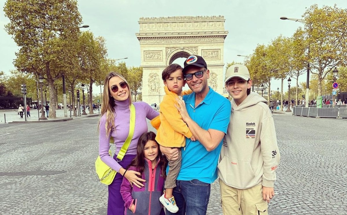 Odalys Ramírez y Pato Borguetti posan en París con sus hijos