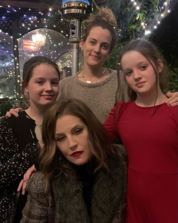 Lisa Marie Presley y sus tres hijas